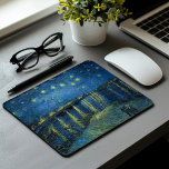 Starry Night über der Rhône | Vincent van Gogh Mousepad<br><div class="desc">Die Starry Night Over the Rhône (1888) von Vincent van Gogh ist ein faszinierendes postimpressionistisches Gemälde, das einen ruhigen nächtlichen Ausblick auf die Rhône in Arles, Frankreich, bietet. Das Kunstwerk besticht durch einen tiefen, blauen Himmel, der mit glänzenden goldenen Sternen und ihren Reflexionen auf dem Wasser geschmückt ist. Im Vordergrund...</div>