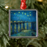 Starry Night über der Rhône | Vincent van Gogh Ornament Aus Metall<br><div class="desc">Die Starry Night Over the Rhône (1888) von Vincent van Gogh ist ein faszinierendes postimpressionistisches Gemälde, das einen ruhigen nächtlichen Ausblick auf die Rhône in Arles, Frankreich, bietet. Das Kunstwerk besticht durch einen tiefen, blauen Himmel, der mit glänzenden goldenen Sternen und ihren Reflexionen auf dem Wasser geschmückt ist. Im Vordergrund...</div>
