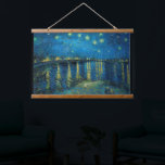 Starry Night über der Rhône | Vincent van Gogh Wandteppich Mit Holzrahmen<br><div class="desc">Die Starry Night Over the Rhône (1888) von Vincent van Gogh ist ein faszinierendes postimpressionistisches Gemälde, das einen ruhigen nächtlichen Ausblick auf die Rhône in Arles, Frankreich, bietet. Das Kunstwerk besticht durch einen tiefen, blauen Himmel, der mit glänzenden goldenen Sternen und ihren Reflexionen auf dem Wasser geschmückt ist. Im Vordergrund...</div>