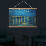 Starry Night über der Rhône | Vincent van Gogh Wandteppich Mit Holzrahmen<br><div class="desc">Die Starry Night Over the Rhône (1888) von Vincent van Gogh ist ein faszinierendes postimpressionistisches Gemälde, das einen ruhigen nächtlichen Ausblick auf die Rhône in Arles, Frankreich, bietet. Das Kunstwerk besticht durch einen tiefen, blauen Himmel, der mit glänzenden goldenen Sternen und ihren Reflexionen auf dem Wasser geschmückt ist. Im Vordergrund...</div>