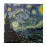 Starry Night - van Gogh Fliese<br><div class="desc">Von der Nackenleuchte des Bergarbeiters bis zu der, die er auf seinem Fenstersill nach der Szene mit Gauguin platzierte; vom Abend-Stern, den er 1875 in Corot Olive Orchard feststellte, bis hin zu dem Brief, den er seinem Bruder im August 1888 schrieb, in dem er sagte: "Irgendwann werden Sie ein Bild...</div>