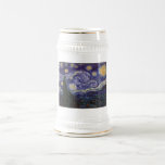 Starry Night, Van Gogh Französisch Stadt Saint Rem Bierglas<br><div class="desc">Eine französische Stadt "Saint Remy" ist mit der Leuchtdichte der Sterne an einer blauen Sternennacht erstarrt. Starlight über der Stadt mit Wolken,  Sternen und hellgelben Halbmond um Mitternacht. Vintage postimpressionistische Malerei des französischen Malers Vincent Van Gogh.</div>