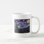 Starry Night, Van Gogh Französisch Stadt Saint Rem Kaffeetasse<br><div class="desc">Eine französische Stadt "Saint Remy" ist mit der Leuchtdichte der Sterne an einer blauen Sternennacht erstarrt. Starlight über der Stadt mit Wolken,  Sternen und hellgelben Halbmond um Mitternacht. Vintage postimpressionistische Malerei des französischen Malers Vincent Van Gogh.</div>
