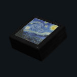 Starry Night Vincent van Gogh Erinnerungskiste<br><div class="desc">Dieses schöne, feine Design der Geschenkboxen zeigt das berühmte Bild des niederländischen postimpressionistischen Malers Vincent van Gogh "The Starry Night". Während seines am Asyl von Saint Remy in den 1880er Jahren malte van Gogh die sanften Hügel und Zypressenbäume, die er aus seinem Fenster sah. Er fügte auch das Dorf hinzu,...</div>
