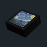 Starry Night Vincent van Gogh Erinnerungskiste<br><div class="desc">Dieses schöne, feine Design der Geschenkboxen zeigt das berühmte Bild des niederländischen postimpressionistischen Malers Vincent van Gogh "The Starry Night". Während seines am Asyl von Saint Remy in den 1880er Jahren malte van Gogh die sanften Hügel und Zypressenbäume, die er aus seinem Fenster sah. Er fügte auch das Dorf hinzu,...</div>