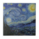 Starry Night Vincent van Gogh Fliese<br><div class="desc">Dieses schöne, feine Kunstfliesen-Design zeigt das berühmte Bild des niederländischen postimpressionistischen Malers Vincent van Gogh "The Starry Night". Während seines am Asyl von Saint Remy in den 1880er Jahren malte van Gogh die sanften Hügel und Zypressenbäume, die er aus seinem Fenster sah. Er fügte auch das Dorf hinzu, das er...</div>