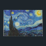Starry Night, Vincent van Gogh Fußmatte<br><div class="desc">Vincent Willem van Gogh (30. März 1853 - 29. Juli 1890) war ein niederländischer postimpressionistischer Maler, der zu den bekanntesten und einflussreichsten Persönlichkeiten der Geschichte der Western-Kunst zählt. In knapp einem Jahrzehnt hat er etwa 2.100 Kunstwerke erschaffen, darunter etwa 860 Ölgemälde, von denen die meisten aus den letzten beiden stammen...</div>