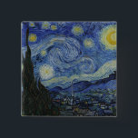 Starry Night Vincent van Gogh Gemälde Button<br><div class="desc">Dieses schöne, feine Kunstdesign zeigt das berühmte Bild des niederländischen postimpressionistischen Malers Vincent van Gogh "The Starry Night". Während seines am Asyl von Saint Remy in den 1880er Jahren malte van Gogh die sanften Hügel und Zypressenbäume, die er aus seinem Fenster sah. Er fügte auch das Dorf hinzu, das er...</div>