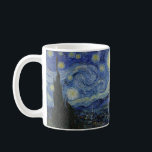 Starry Night Vincent van Gogh Gemälde Tasse<br><div class="desc">Dieses schöne, feine Kunstdesign zeigt das berühmte Bild des niederländischen postimpressionistischen Malers Vincent van Gogh "The Starry Night". Während seines am Asyl von Saint Remy in den 1880er Jahren malte van Gogh die sanften Hügel und Zypressenbäume, die er aus seinem Fenster sah. Er fügte auch das Dorf hinzu, das er...</div>