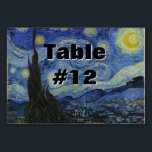 Starry Night Vincent van Gogh Gemälde Tischnummer<br><div class="desc">Dieses schöne, feine Kunstdesign zeigt das berühmte Bild des niederländischen postimpressionistischen Malers Vincent van Gogh "The Starry Night". Während seines am Asyl von Saint Remy in den 1880er Jahren malte van Gogh die sanften Hügel und Zypressenbäume, die er aus seinem Fenster sah. Er fügte auch das Dorf hinzu, das er...</div>