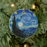 Starry Night | Vincent Van Gogh Keramik Ornament<br><div class="desc">Starry Night (1889) von dem niederländischen Künstler Vincent Van Gogh. Original Artwork ist ein Öl auf der Leinwand,  das einen kraftvollen postimpressionistischen Nachthimmel in launischen Blau- und Gelbtönen darstellt. Verwenden Sie die Entwurfstools,  um einen benutzerdefinierten Text hinzuzufügen oder das Bild zu personalisieren.</div>