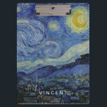 Starry Night Vincent van Gogh Klemmbrett<br><div class="desc">Dieses schöne, feine Kunstdesign zeigt das berühmte Bild des niederländischen postimpressionistischen Malers Vincent van Gogh "The Starry Night". Während seines am Asyl von Saint Remy in den 1880er Jahren malte van Gogh die sanften Hügel und Zypressenbäume, die er aus seinem Fenster sah. Er fügte auch das Dorf hinzu, das er...</div>