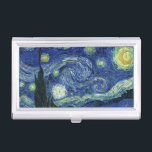 Starry Night Vincent van Gogh Kunstmalerei Visitenkarten Etui<br><div class="desc">Vincent van Gogh (Niederländisch, 1853 - 1890) Starry Night, 1889, Oil on Leinwand Ungerahmt: 73 × 92 cm (28, 7 × 36, 2 in) Dieses Bild zeigt den Blick von der Ostseite des Van Gogh-Asylzimmers in Saint-Rémy-de-Provence ce, er fügte ein idealisiertes Dorf hinzu. Seit 1941 ist es in der ständigen...</div>