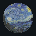 Starry Night Vincent van Gogh Magnet<br><div class="desc">Dieses schöne, feine Kunstdesign zeigt das berühmte Kühlschrankmagnet des niederländischen postimpressionistischen Malers Vincent van Gogh "The Starry Night". In den 1880er Jahren, als er während seines bleibe am Asyl von Saint Remy bemalt wurde, stellte van Gogh die sanften Hügel und Zypressen dar, die er aus seinem Fenster sah. Er fügte...</div>