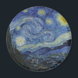 Starry Night Vincent van Gogh Magnet<br><div class="desc">Dieses schöne, feine Kunstdesign zeigt das berühmte Kühlschrankmagnet des niederländischen postimpressionistischen Malers Vincent van Gogh "The Starry Night". In den 1880er Jahren, als er während seines bleibe am Asyl von Saint Remy bemalt wurde, stellte van Gogh die sanften Hügel und Zypressen dar, die er aus seinem Fenster sah. Er fügte...</div>