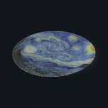 Starry Night Vincent van Gogh Pappteller<br><div class="desc">Dieses schöne, feine Kunstpapier-Plattendesign zeigt das berühmte Bild des niederländischen postimpressionistischen Malers Vincent van Gogh "The Starry Night". Während seines am Asyl von Saint Remy in den 1880er Jahren malte van Gogh die sanften Hügel und Zypressenbäume, die er aus seinem Fenster sah. Er fügte auch das Dorf hinzu, das er...</div>