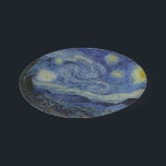 Starry Night Vincent van Gogh Pappteller<br><div class="desc">Dieses schöne, feine Kunstpapier-Plattendesign zeigt das berühmte Bild des niederländischen postimpressionistischen Malers Vincent van Gogh "The Starry Night". Während seines am Asyl von Saint Remy in den 1880er Jahren malte van Gogh die sanften Hügel und Zypressenbäume, die er aus seinem Fenster sah. Er fügte auch das Dorf hinzu, das er...</div>
