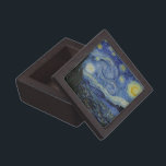 Starry Night Vincent van Gogh Schachtel<br><div class="desc">Dieses schöne, feine Kunstdesign zeigt das berühmte Bild des niederländischen postimpressionistischen Malers Vincent van Gogh "The Starry Night". Während seines am Asyl von Saint Remy in den 1880er Jahren malte van Gogh die sanften Hügel und Zypressenbäume, die er aus seinem Fenster sah. Er fügte auch das Dorf hinzu, das er...</div>