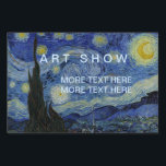 Starry Night Vincent van Gogh Schild<br><div class="desc">Dieses schöne, feine Kunstdesign zeigt das berühmte Bild des niederländischen postimpressionistischen Malers Vincent van Gogh "The Starry Night". Während seines am Asyl von Saint Remy in den 1880er Jahren malte van Gogh die sanften Hügel und Zypressenbäume, die er aus seinem Fenster sah. Er fügte auch das Dorf hinzu, das er...</div>
