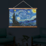 Starry Night | Vincent van Gogh Wandteppich Mit Holzrahmen<br><div class="desc">Starry Night (1889) von dem niederländischen Künstler Vincent Van Gogh. Original Artwork ist ein Öl auf der Leinwand,  das einen kraftvollen postimpressionistischen Nachthimmel in launischen Blau- und Gelbtönen darstellt. Verwenden Sie die Entwurfstools,  um einen benutzerdefinierten Text hinzuzufügen oder das Bild zu personalisieren.</div>
