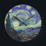 Starry Night von van Gogh Runde Wanduhr<br><div class="desc">Van Gogh war besessen von der Symbolik der leuchtenden Objekte und der Farbe. Die Lampe war ein Symbol für Ruhe und Sicherheit. Der Stern symbolisierte den Glauben,  und Gaslicht,  menschliche Realitäten. Tief ultramarineblau war unendlich,  während Rot und Grün "diese schrecklichen Dinge,  die Leidenschaften der Männer ausgedrückt.</div>