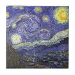 Starry Night von Vincent van Gogh Fliese<br><div class="desc">Starry Night by Vincent van Gogh ist ein Vintages, kunstvolles Post-Impressionismus Landschaft Stadtbild mit Blick auf Saint Remy, Frankreich aus van Gogh Asyl. Der Nachthimmel wirbelt mit Wolken und leuchtendem Halbmond und strahlenden Sternen über dem malerischen Dorf. Starry Night ist wahrscheinlich van Goghs berühmteste Gemälde und wurde während des Tages...</div>