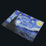 Starry Night von Vincent Van Gogh Fußmatte<br><div class="desc">Ölgemälde des niederländischen Meisters Vincent Van Gogh (1853-1890), wahrscheinlich sein berühmtestes Gemälde, malte Van Gogh 1889 aus dem Gedächtnis "Die Sternennacht", während er sich in einem Asyl in Frankreich aufhielt, wo er sich auf Depressionen hin kontrollierte. Die Szene zeigt den Blick aus seinem Schlafzimmerfenster. Im Gemälde befinden sich der Mond,...</div>