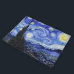 Starry Night von Vincent Van Gogh Fußmatte<br><div class="desc">Ölgemälde des niederländischen Meisters Vincent Van Gogh (1853-1890), wahrscheinlich sein berühmtestes Gemälde, malte Van Gogh 1889 aus dem Gedächtnis "Die Sternennacht", während er sich in einem Asyl in Frankreich aufhielt, wo er sich auf Depressionen hin kontrollierte. Die Szene zeigt den Blick aus seinem Schlafzimmerfenster. Im Gemälde befinden sich der Mond,...</div>