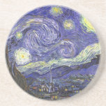 Starry Night von Vincent van Gogh Getränkeuntersetzer<br><div class="desc">Starry Night by Vincent van Gogh ist ein Vintages, kunstvolles Post-Impressionismus Landschaft Stadtbild mit Blick auf Saint Remy, Frankreich aus van Gogh Asyl. Der Nachthimmel wirbelt mit Wolken und leuchtendem Halbmond und strahlenden Sternen über dem malerischen Dorf. Starry Night ist wahrscheinlich van Goghs berühmteste Gemälde und wurde während des Tages...</div>