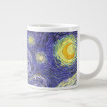 Starry Night von Vincent van Gogh Jumbo-Tasse<br><div class="desc">Starry Night by Vincent van Gogh ist ein Vintages, kunstvolles Post-Impressionismus Landschaft Stadtbild mit Blick auf Saint Remy, Frankreich aus van Gogh Asyl. Der Nachthimmel wirbelt mit Wolken und leuchtendem Halbmond und strahlenden Sternen über dem malerischen Dorf. Starry Night ist wahrscheinlich van Goghs berühmteste Gemälde und wurde während des Tages...</div>