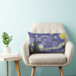 Starry Night von Vincent van Gogh Lendenkissen<br><div class="desc">Starry Night by Vincent van Gogh ist ein Vintages, kunstvolles Post-Impressionismus Landschaft Stadtbild mit Blick auf Saint Remy, Frankreich aus van Gogh Asyl. Der Nachthimmel wirbelt mit Wolken und leuchtendem Halbmond und strahlenden Sternen über dem malerischen Dorf. Starry Night ist wahrscheinlich van Goghs berühmteste Gemälde und wurde während des Tages...</div>