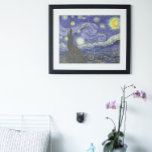 Starry Night von Vincent van Gogh Poster<br><div class="desc">Starry Night by Vincent van Gogh ist ein Vintages, kunstvolles Post-Impressionismus Landschaft Stadtbild mit Blick auf Saint Remy, Frankreich aus van Gogh Asyl. Der Nachthimmel wirbelt mit Wolken und leuchtendem Halbmond und strahlenden Sternen über dem malerischen Dorf. Starry Night ist wahrscheinlich van Goghs berühmteste Gemälde und wurde während des Tages...</div>