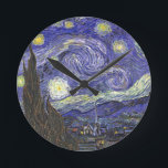 Starry Night von Vincent van Gogh Runde Wanduhr<br><div class="desc">Starry Night by Vincent van Gogh ist ein Vintages, kunstvolles Post-Impressionismus Landschaft Stadtbild mit Blick auf Saint Remy, Frankreich aus van Gogh Asyl. Der Nachthimmel wirbelt mit Wolken und leuchtendem Halbmond und strahlenden Sternen über dem malerischen Dorf. Starry Night ist wahrscheinlich van Goghs berühmteste Gemälde und wurde während des Tages...</div>