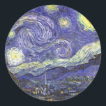 Starry Night von Vincent van Gogh Runder Aufkleber<br><div class="desc">Starry Night by Vincent van Gogh ist ein Vintages, kunstvolles Post-Impressionismus Landschaft Stadtbild mit Blick auf Saint Remy, Frankreich aus van Gogh Asyl. Der Nachthimmel wirbelt mit Wolken und leuchtendem Halbmond und strahlenden Sternen über dem malerischen Dorf. Starry Night ist wahrscheinlich van Goghs berühmteste Gemälde und wurde während des Tages...</div>