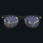 Starry Night von Vincent van Gogh Sonnenbrille<br><div class="desc">Starry Night by Vincent van Gogh ist ein Vintages, kunstvolles Post-Impressionismus Landschaft Stadtbild mit Blick auf Saint Remy, Frankreich aus van Gogh Asyl. Der Nachthimmel wirbelt mit Wolken und leuchtendem Halbmond und strahlenden Sternen über dem malerischen Dorf. Starry Night ist wahrscheinlich van Goghs berühmteste Gemälde und wurde während des Tages...</div>