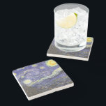 Starry Night von Vincent van Gogh Steinuntersetzer<br><div class="desc">Starry Night by Vincent van Gogh ist ein Vintages, kunstvolles Post-Impressionismus Landschaft Stadtbild mit Blick auf Saint Remy, Frankreich aus van Gogh Asyl. Der Nachthimmel wirbelt mit Wolken und leuchtendem Halbmond und strahlenden Sternen über dem malerischen Dorf. Starry Night ist wahrscheinlich van Goghs berühmteste Gemälde und wurde während des Tages...</div>