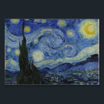 Starry Night von Vincent Van Gogh Tischnummer<br><div class="desc">Die Starry Night von Vincent Van Gogh, Öl auf der Leinwand 1889, ist ein Landschaftsbild, das von einem großen Wirbel glänzender Sterne über einer Landschaft von entlegener Stadt und sanften Hügeln zeichnet. Im Vordergrund steht ein Zypressenbaum aus Single wie eine dunkelgrüne Flamme. Van Gogh malte sein sternenförmiges Meisterwerk nicht aus...</div>