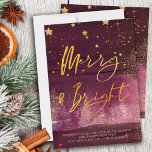Starry Winter Night Merry and Bright Ruby Gold Feiertagskarte<br><div class="desc">Starry winter night Merry & Bright Weihnachtskarte mit eleganter Goldskriptkalligraphie. Dieses schicke und moderne Design vereint rubinfarbene Pinselstriche, goldene Sterne, Sternenhimmel, Goldstaub und einen miesen Wald. Es ist handschriftlich mit Merry & Bright und die Vorlage ist Set für Sie, um Ihre personalisierte Begrüßung hinzuzufügen. Nicht-Foto-Design und einfach zu anpassen für...</div>