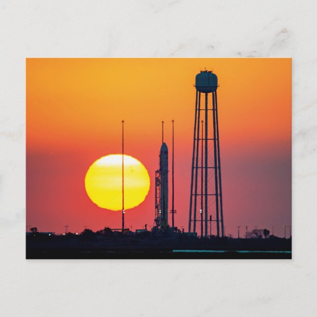 Start der NASA Antares Rocket Sunrise Postkarte (Vorderseite)