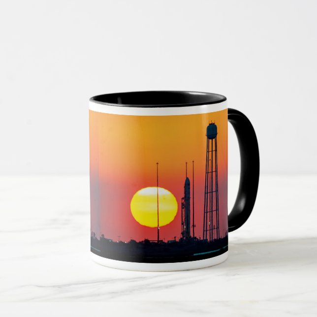 Start der NASA Antares Rocket Sunrise Tasse (VorderseiteRechts)
