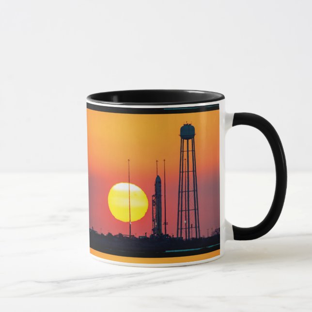 Start der NASA Antares Rocket Sunrise Tasse (Rechts)