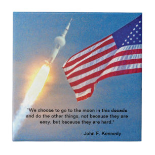 Start von Apollo 11 mit amerikanischer Flagge Fliese