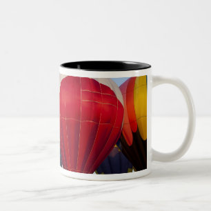 Start von Heißluftballons Zweifarbige Tasse