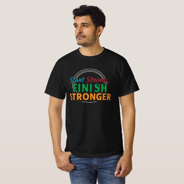 "Starte Strong, beende Stronger T-Shirt" T-Shirt (Vorne ganz)