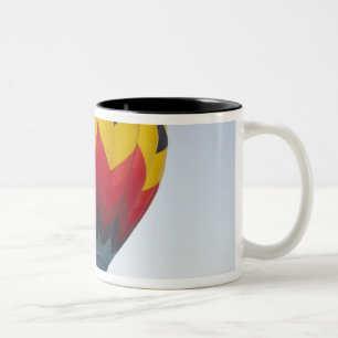 Starten von Heißluftballons Zweifarbige Tasse