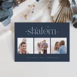 Startende Verbindung | Hanukkah Foto Collage<br><div class="desc">Senden Sie Hanukkah Grüße an Freunde und Familie in schicken Stil mit unseren eleganten Fotokarten. Die Karte ist so konzipiert, dass sie drei Ihrer liebsten quadratischen Fotos, die nebeneinander in einem Collage-Format angeordnet sind, aufnehmen kann. Sie enthält Ihren persönlichen Gruß (mit "fröhlicher Hanukkah" gezeigt) und die Familiennamen, die sich unten...</div>