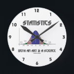 Statistiken eine Kunst u. eine Wissenschaft Runde Wanduhr<br><div class="desc">Stellen Sie Ihre wry Glockenkurvenhaltung mit dieser Uhr zur Schau,  die eine Normalverteilungskurve/Glockenkurve zusammen mit dem Sprichwort "Statistiken eine Kunst u. eine Wissenschaft" kennzeichnet.  Lassen Sie andere ein Doppeltnehmen tun auf,  was die Disziplin von Statistiken ganz ungefähr mit einer Dosis von Geeknotfall-Spaß mit dieser Uhr ist!</div>