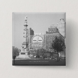 Statue auf amerikanischem Stadtplatz B&W Button