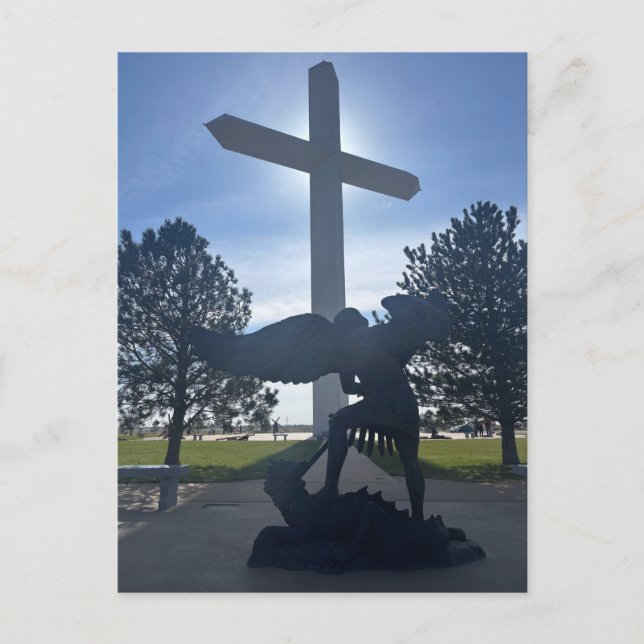 Statue des Engels St. Michael am riesigen Kreuz Postkarte (Vorderseite)
