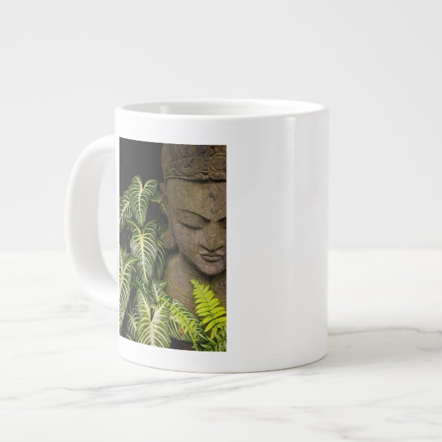 Statue in einem Garten: Chiang Mai, Thailand Jumbo-Tasse (Vorderseite Links)